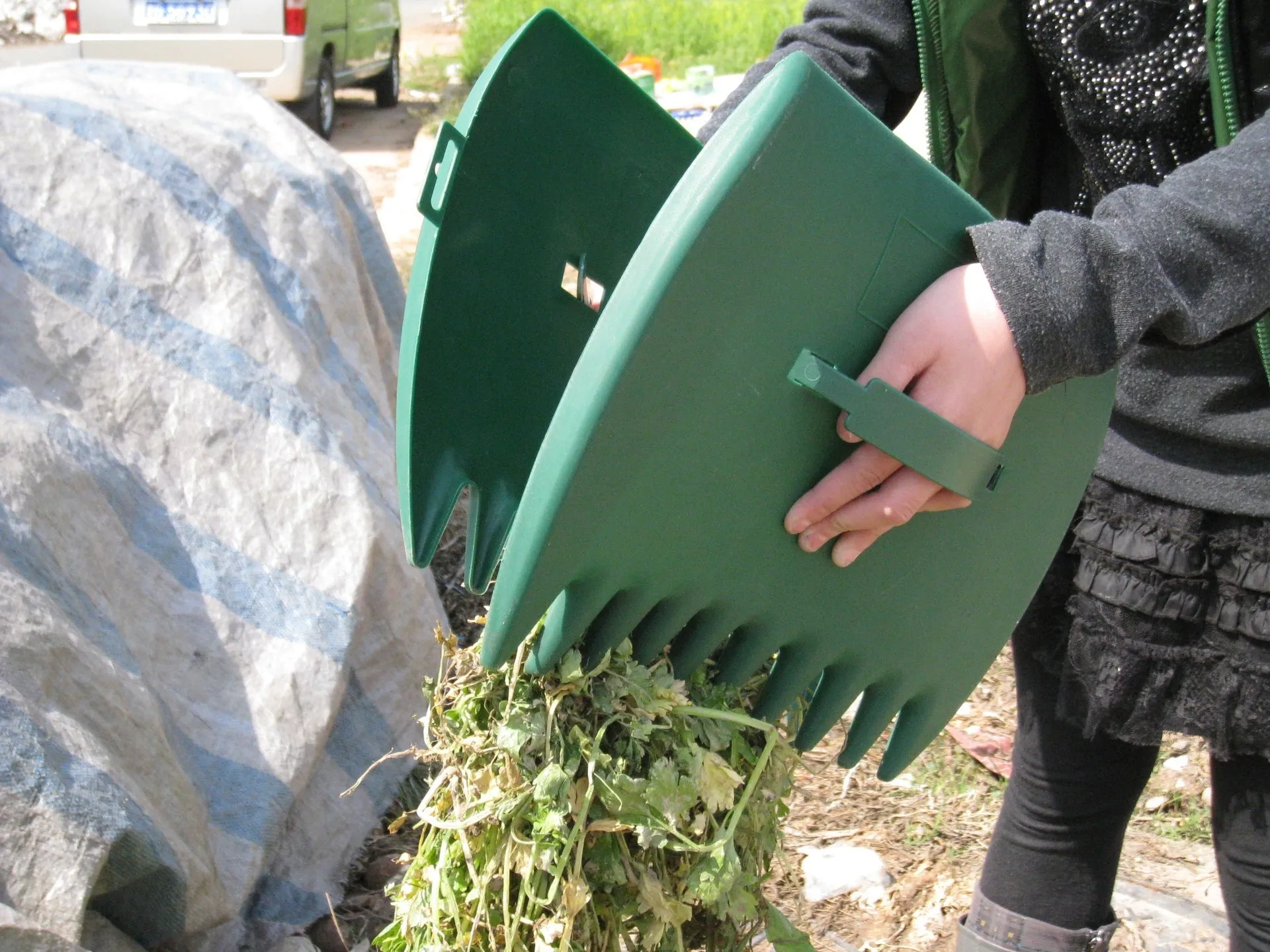 Green plastic garden leaf scoops with hand band, 34x26cm, for collecting leaves and debris