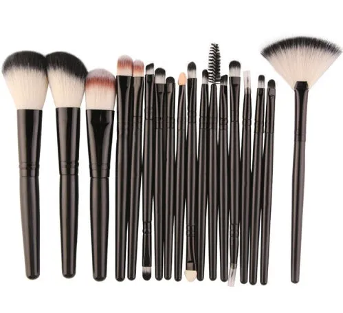 MAANGE 18-piece makeup brush and tool set with fan brushes laid out.