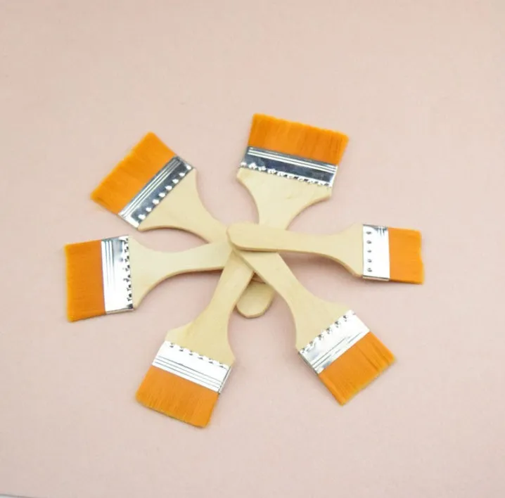 Nylon board paint brush with wooden handle in raw wood colour, model numbered set for oil painting