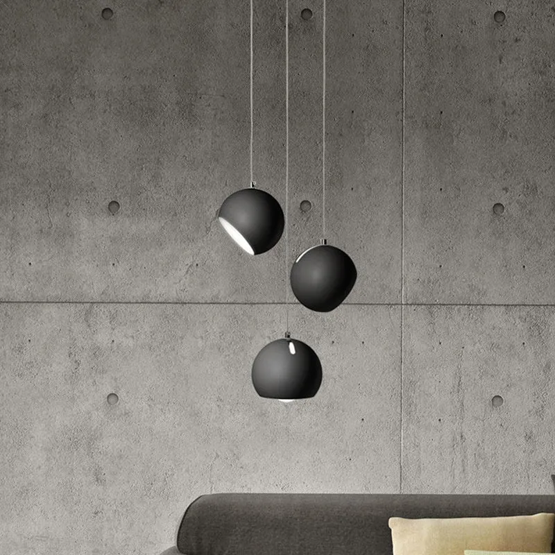 Post-modern ball chandelier table lamp with Nordic design in Bianco Sardina colour on wooden table