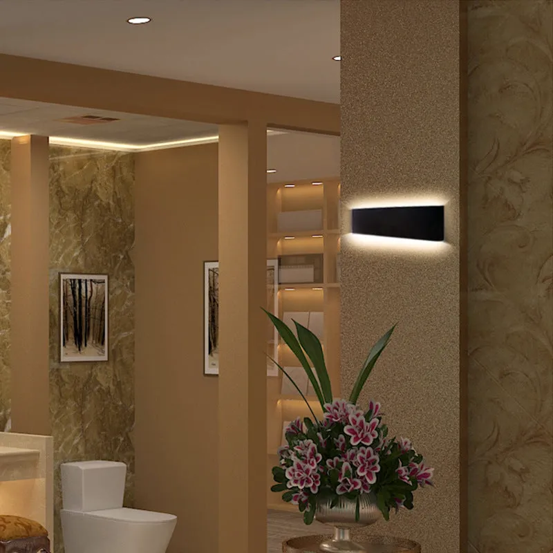 Modern minimalist wall light with aluminium alloy body in black finish