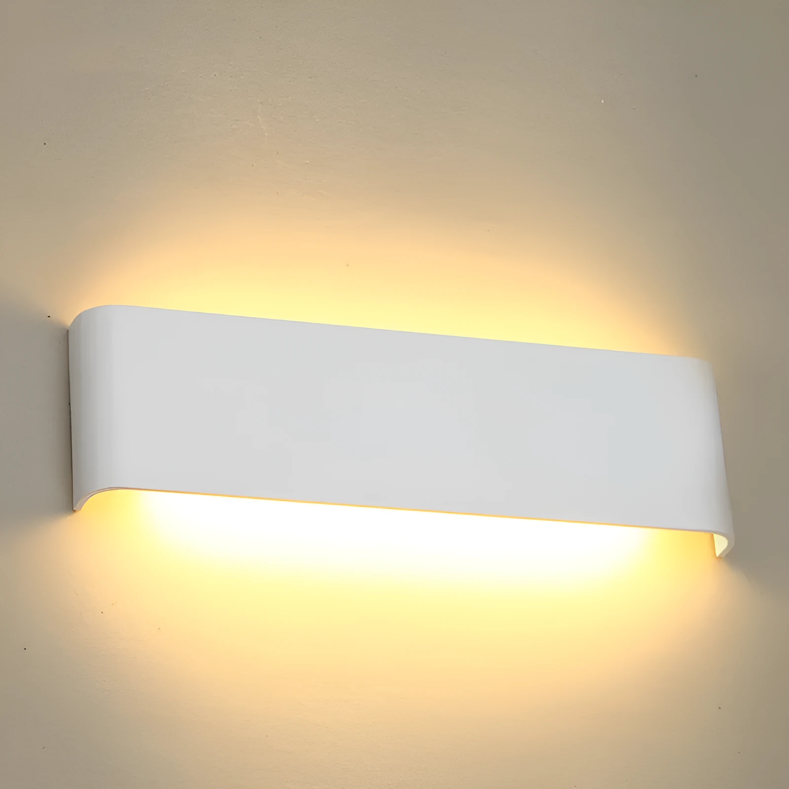 Modern minimalist wall light with aluminium alloy body in black finish