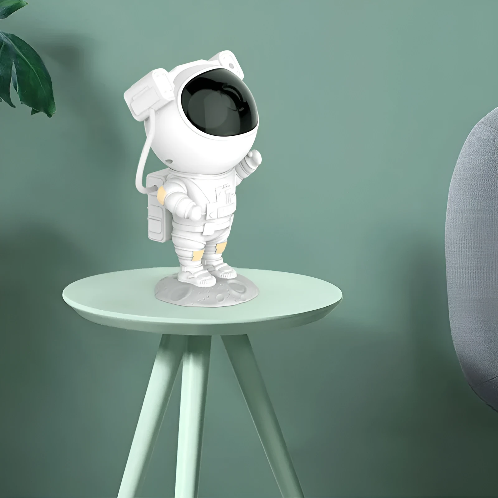 Small astronaut-shaped night light projecting starry laser atmosphere with white light, PVC shade, USB powered