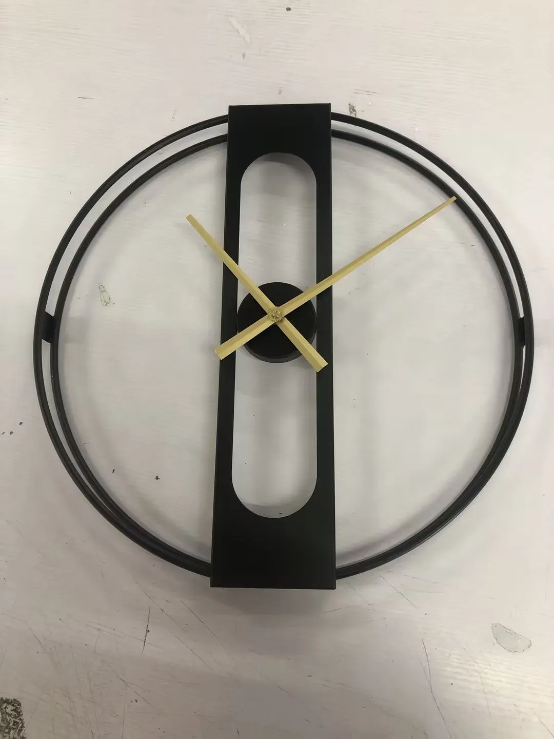 Large round metal wall clock with 50cm diameter in black or gold finish.