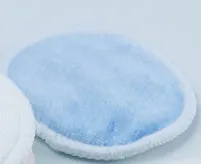 Velvet makeup remover pads in light blue and pink colours with cotton mesh storage bag