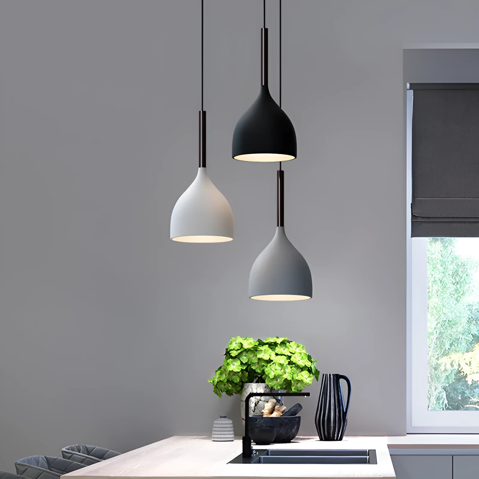 Nordic three-head pendant light in black finish for dining room 220V