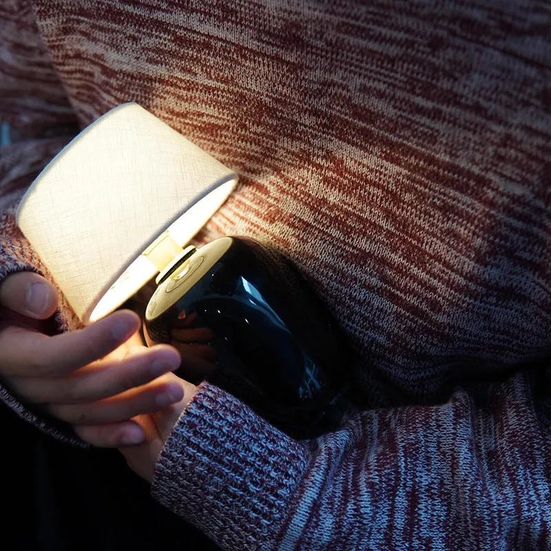 Wireless bedside charging lamp with built-in 1800mA battery in black