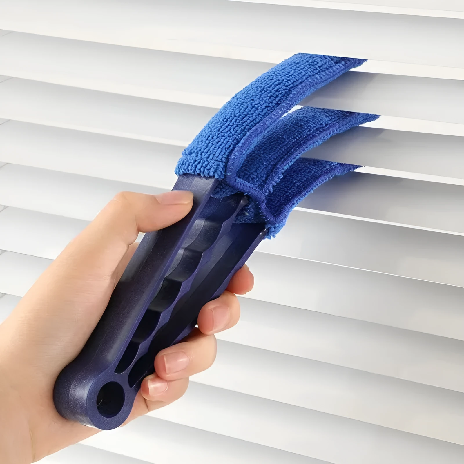Round disc car cleaning brush set with 0.3mm PP bristles and plastic handles for interior dust removal