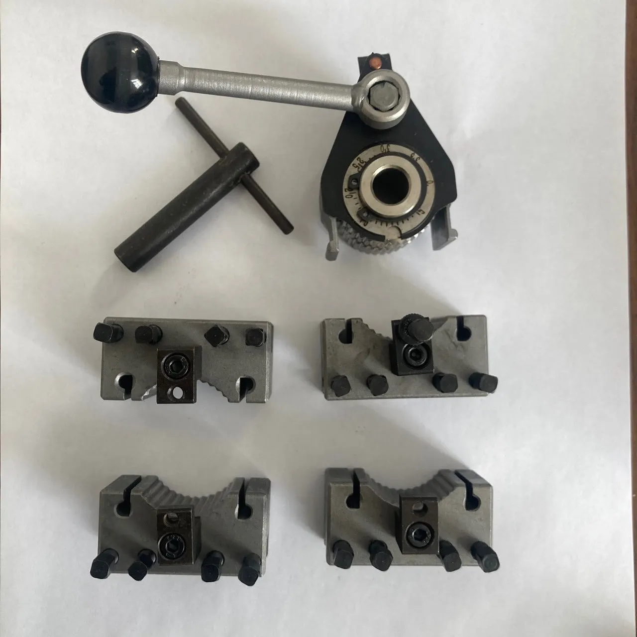 Aa type quick change tool holder in alloy iron for household metal lathes with extra bed included