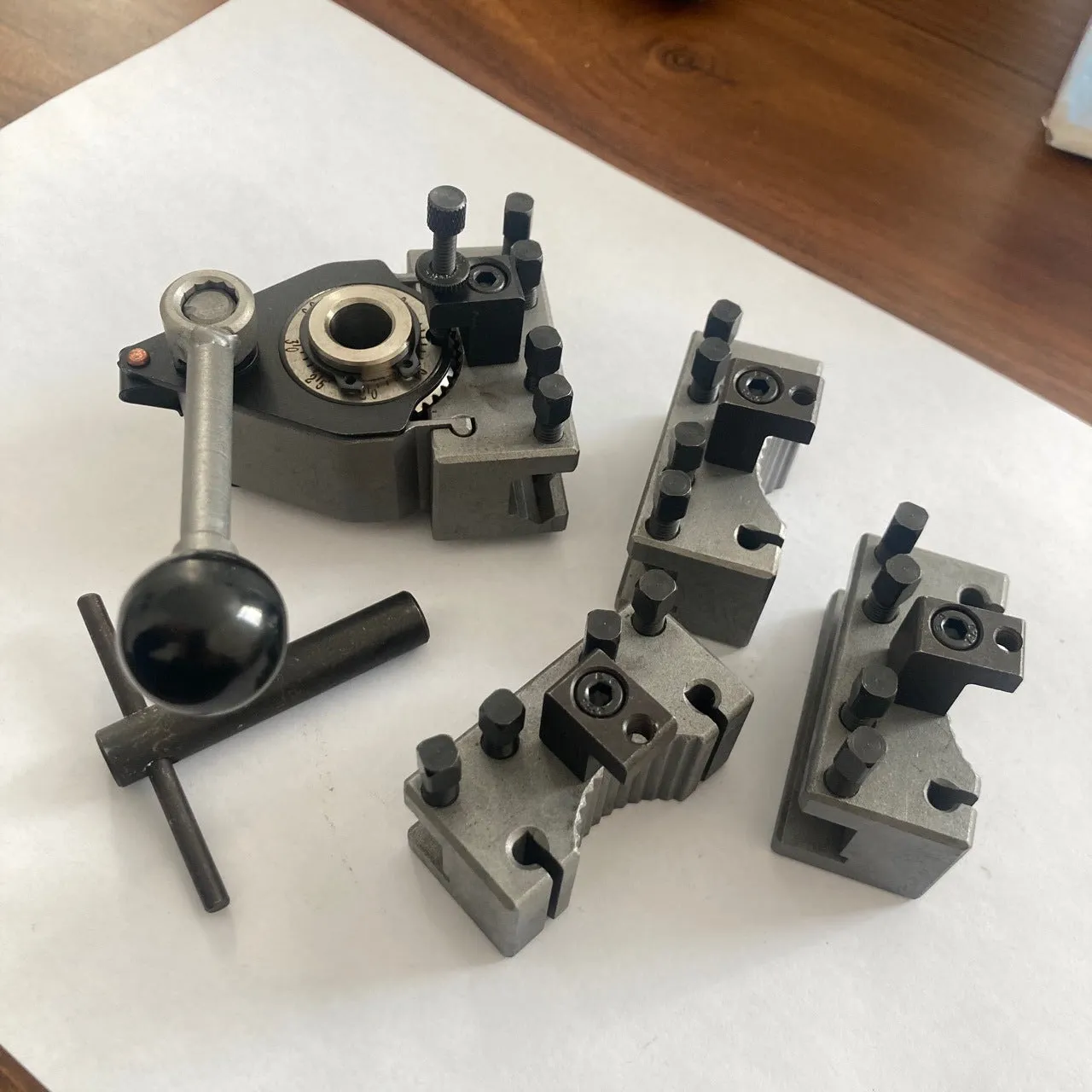 Aa type quick change tool holder in alloy iron for household metal lathes with extra bed included