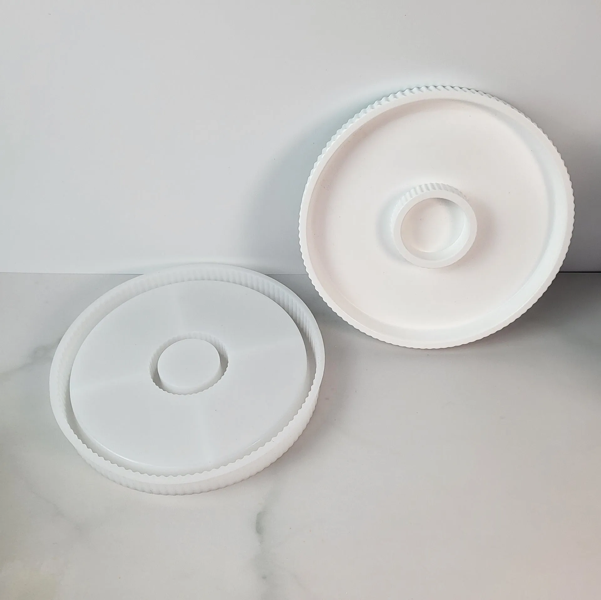 Set of five silicone moulds for tray decoration and candlestick making, including long candle holder, round base, and pacifier shapes, on a neutral background.