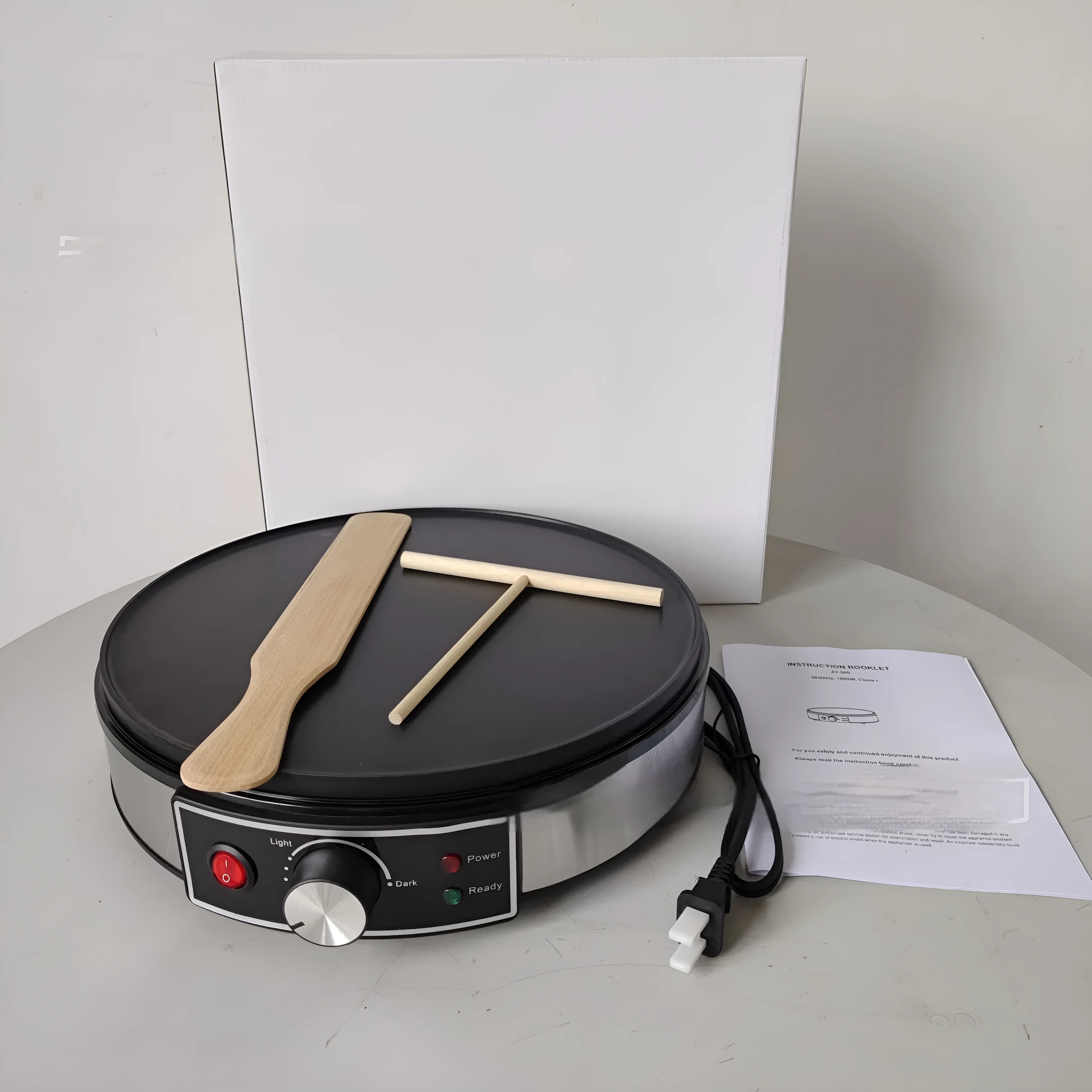 Black electric baking pan with non-stick surface and adjustable temperature knob, 30cm diameter