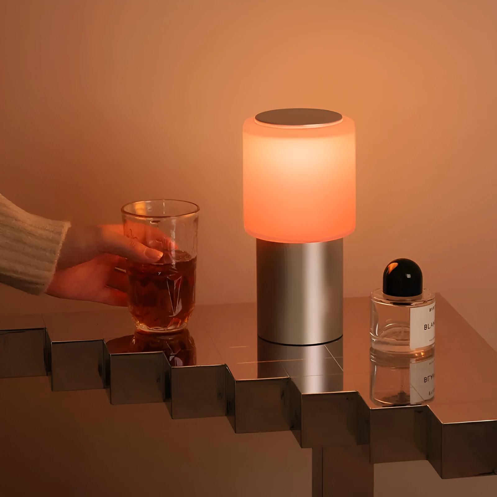 Home Leisure plastic bedside lamp in light luxury silver with USB cable, 95x95x192mm