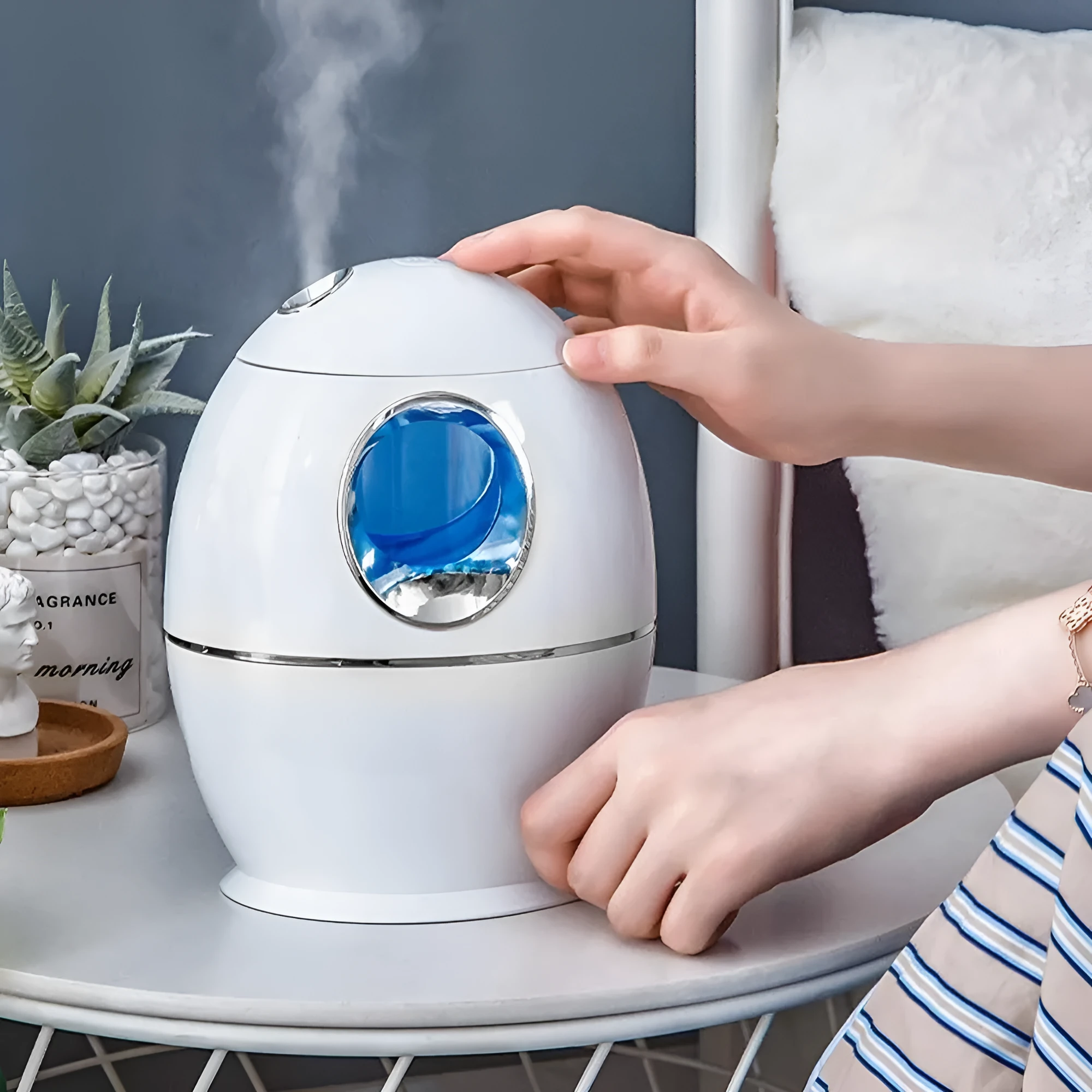 White USB aromatherapy spray humidifier with round design and 800ml water tank