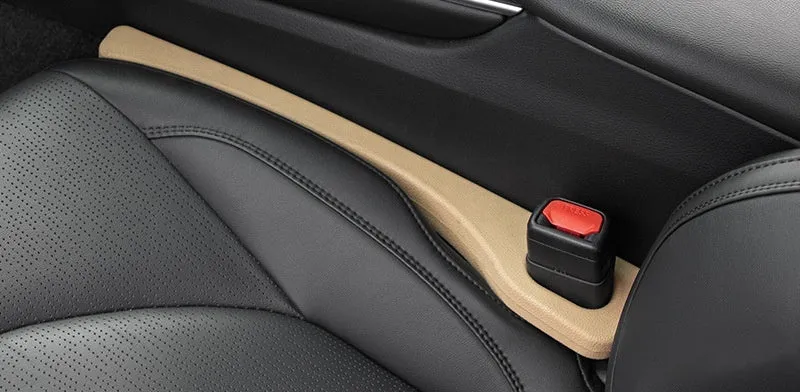 Car seat gap sealing strip in polyresin with handle for leak-proof interior protection