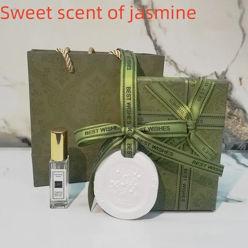 Car aromatherapy pendant set with stone diffuser, 10ml essential oil bottle, gift box, and handbag.