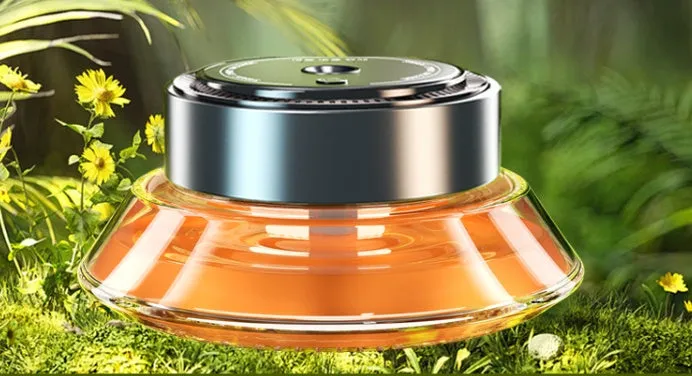 Smart spray car air freshener unit in Gentleman's Black or Qian Shan Cui colours with Ocean and Gulong fragrance refill bottles