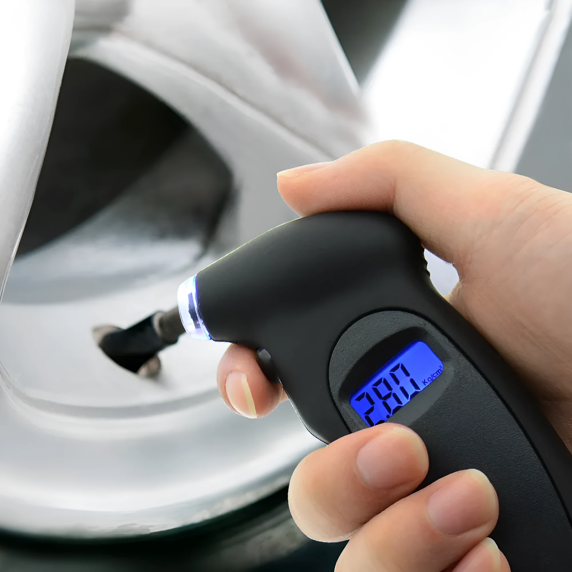 Digital tyre pressure gauge with four-unit LCD display, compact 13.8 cm design, in black