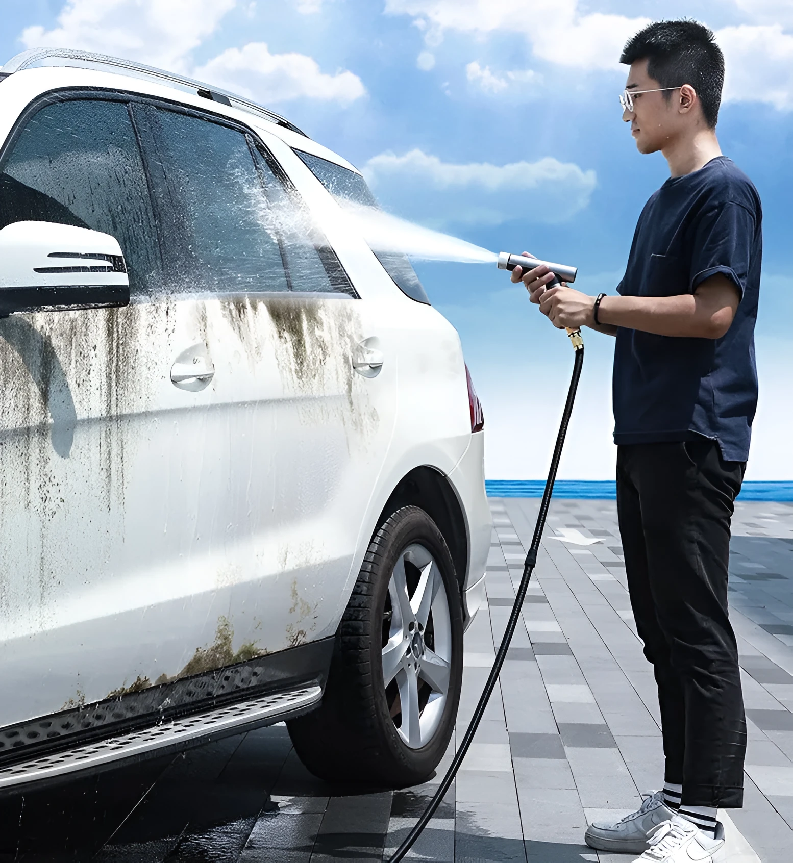 High-pressure aluminium alloy car wash water gun with telescopic nozzle connected to an explosion-proof TPE hose outdoors