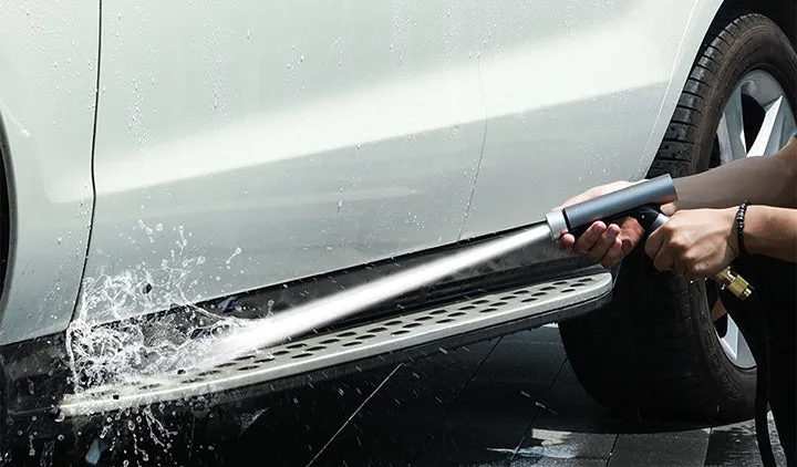 High-pressure aluminium alloy car wash water gun with telescopic nozzle connected to an explosion-proof TPE hose outdoors