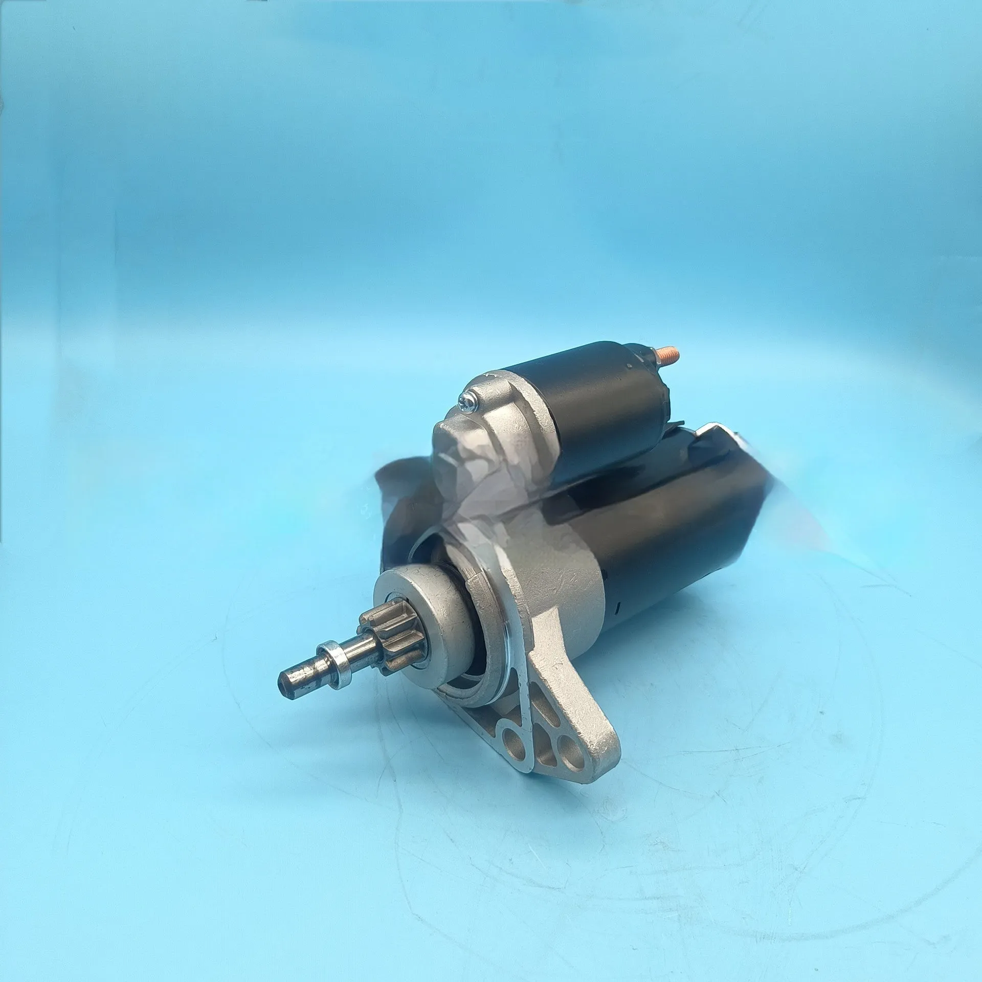 Audi Volkswagen 12V 1.1KW 9-tooth automotive starter motor in default colour finish