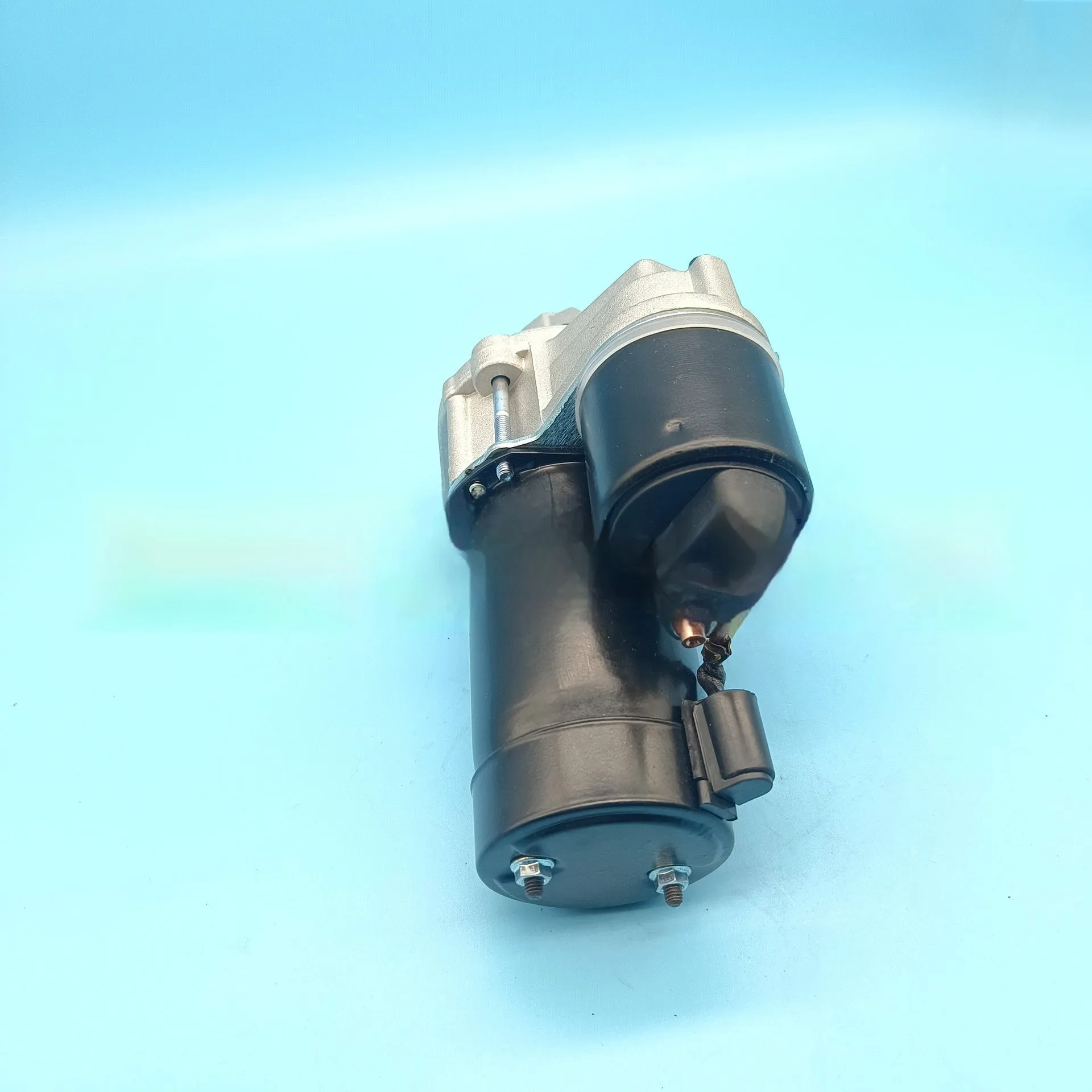 Black automotive starter motor with 10 teeth for Ford Fiesta shown on white background