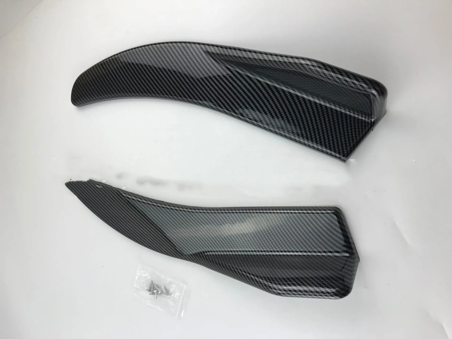 Front and rear car deflector kit for GM vehicles in black and carbon fibre finishes.
