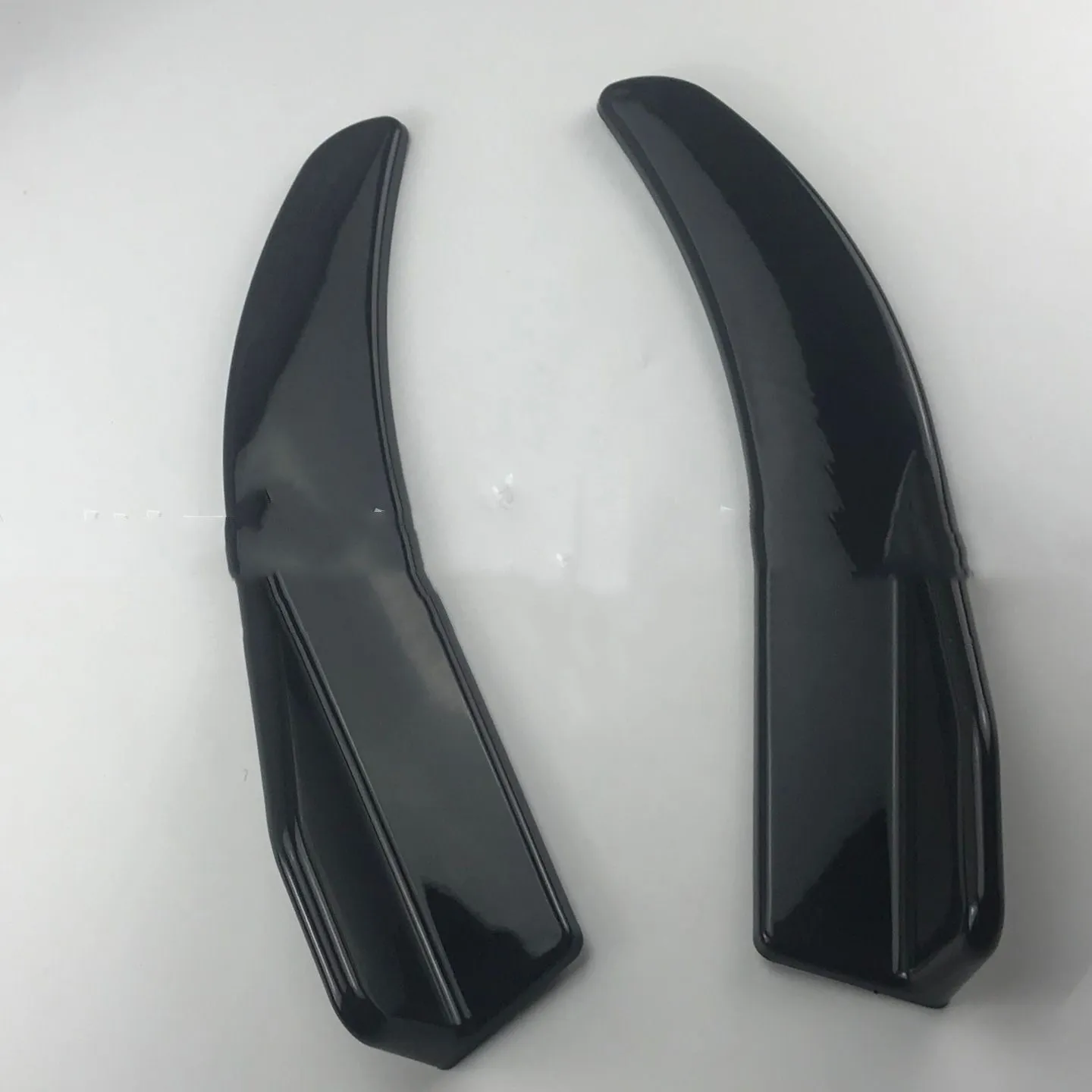 Front and rear car deflector kit for GM vehicles in black and carbon fibre finishes.
