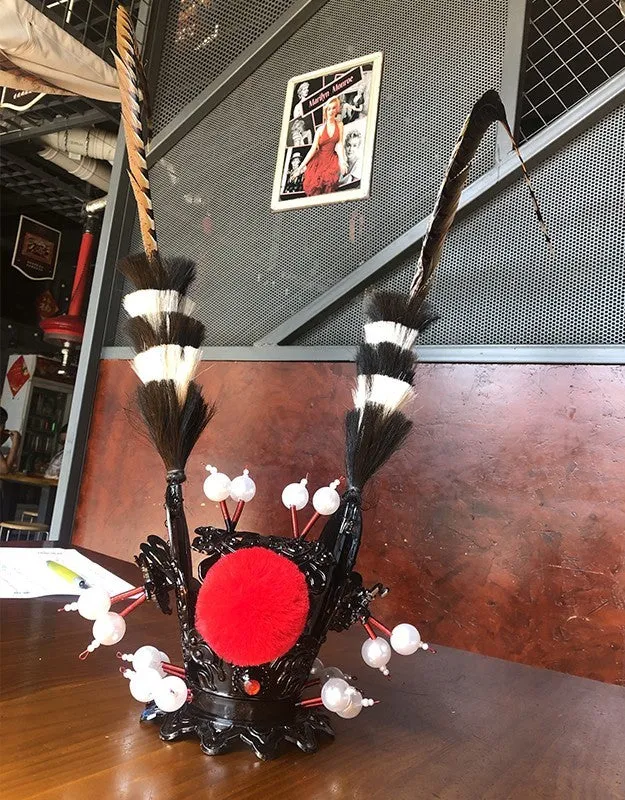 Zijin Crown gold and purple feather plume decoration attached to a black motorcycle helmet