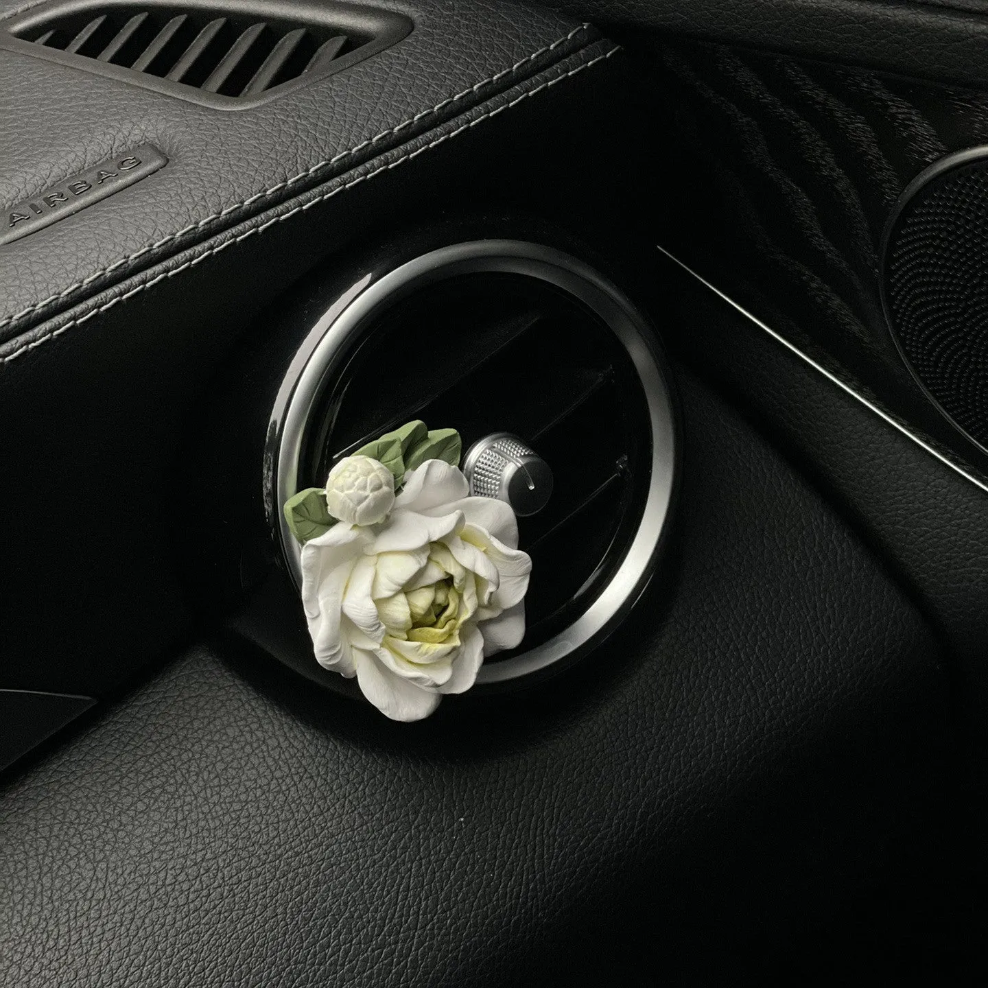 Gypsum car vent clip air freshener measuring 5x4.5cm with jasmine essential oil bottle