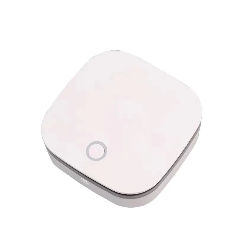 White USB-powered air purifier for car use with negative ion sterilisation technology