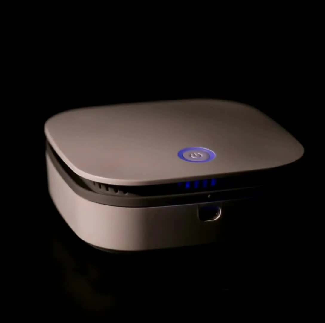 White USB-powered air purifier for car use with negative ion sterilisation technology