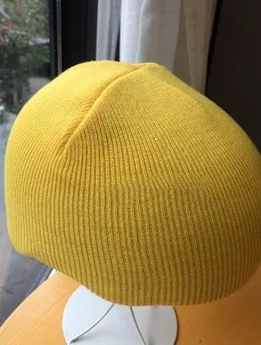 L-sized ski helmet with a knitted decorative cover and matching beanie in a choice of 15 colours.