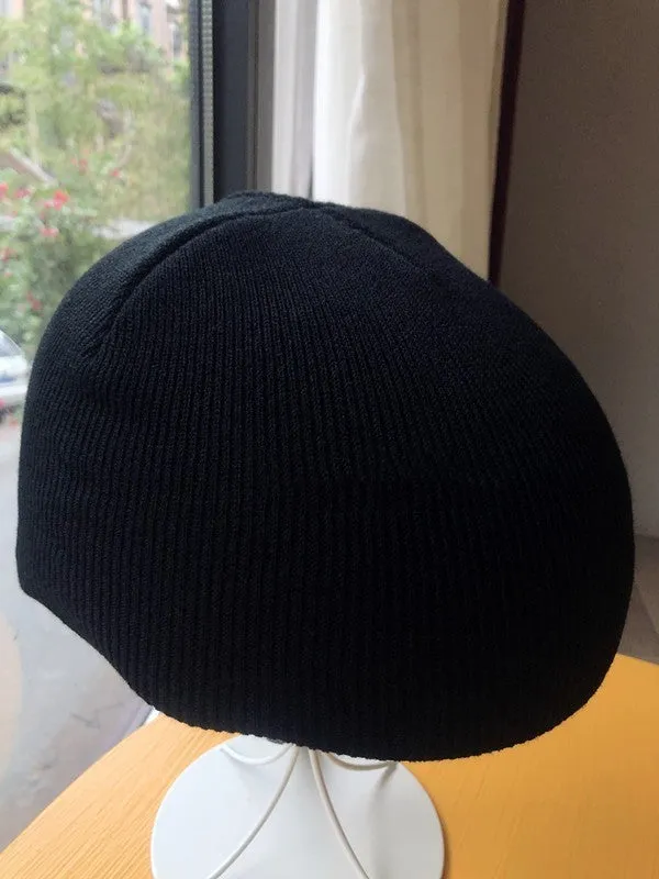 L-sized ski helmet with a knitted decorative cover and matching beanie in a choice of 15 colours.