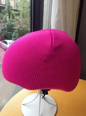 L-sized ski helmet with a knitted decorative cover and matching beanie in a choice of 15 colours.
