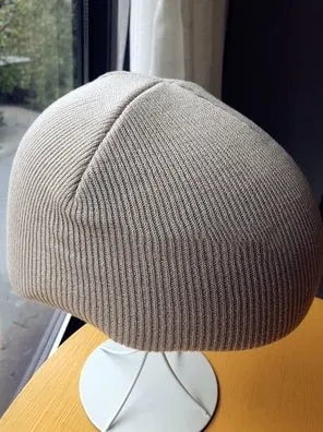 L-sized ski helmet with a knitted decorative cover and matching beanie in a choice of 15 colours.