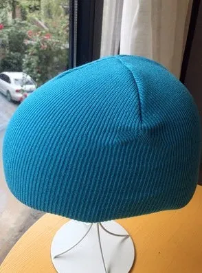 L-sized ski helmet with a knitted decorative cover and matching beanie in a choice of 15 colours.