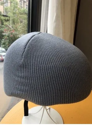 L-sized ski helmet with a knitted decorative cover and matching beanie in a choice of 15 colours.