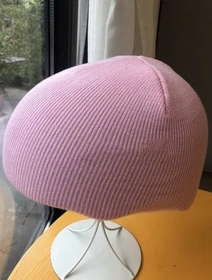 L-sized ski helmet with a knitted decorative cover and matching beanie in a choice of 15 colours.