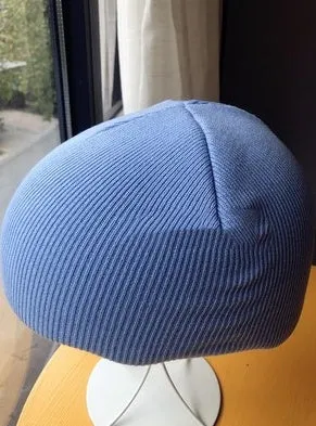 L-sized ski helmet with a knitted decorative cover and matching beanie in a choice of 15 colours.