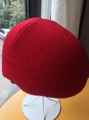 L-sized ski helmet with a knitted decorative cover and matching beanie in a choice of 15 colours.