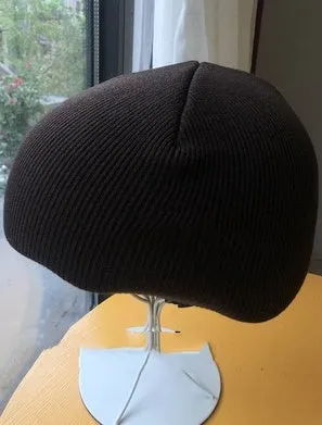 L-sized ski helmet with a knitted decorative cover and matching beanie in a choice of 15 colours.