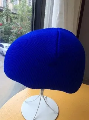 L-sized ski helmet with a knitted decorative cover and matching beanie in a choice of 15 colours.