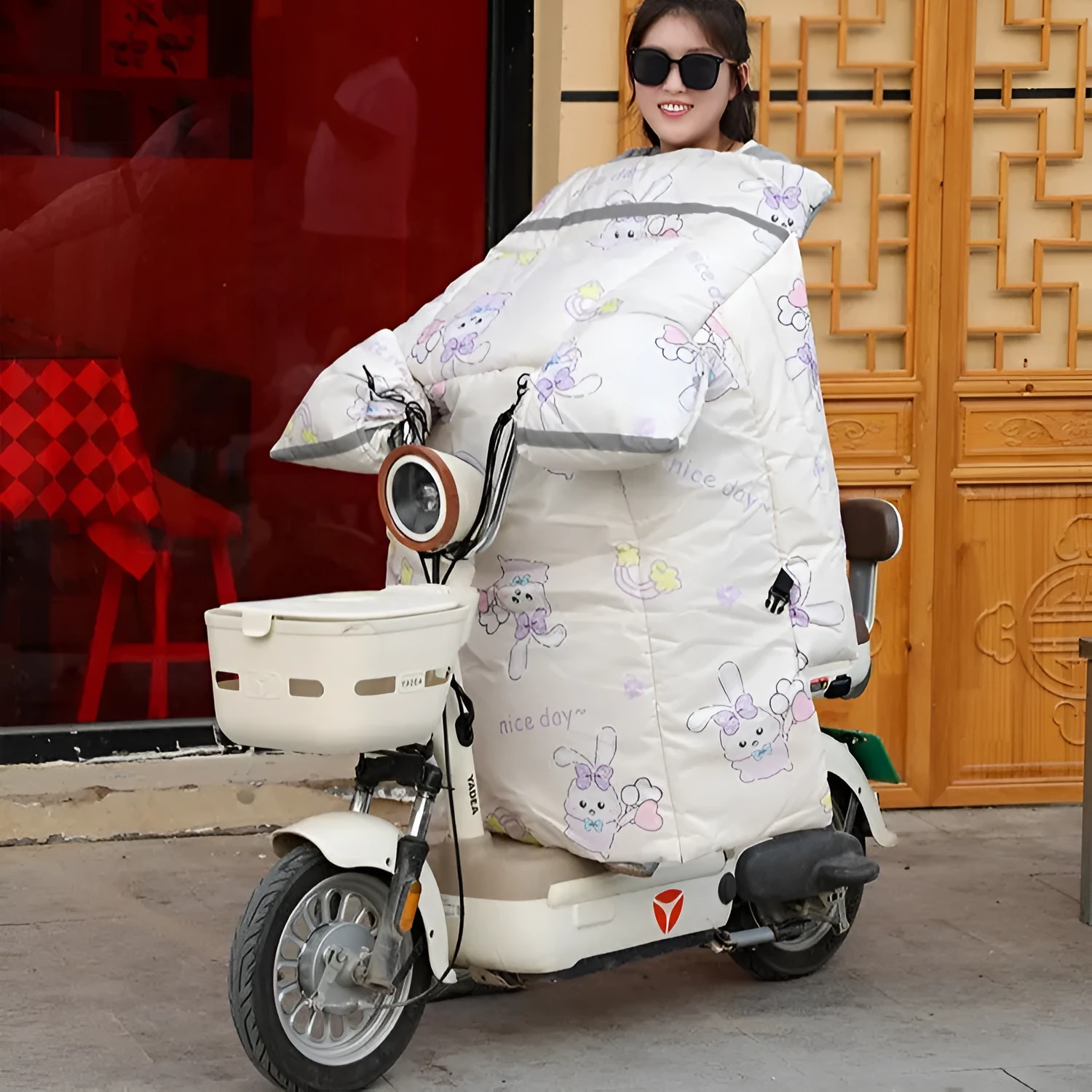 Cartoon fleece-lined thickened plastic windshield cover for battery car, hand-removable, beige design