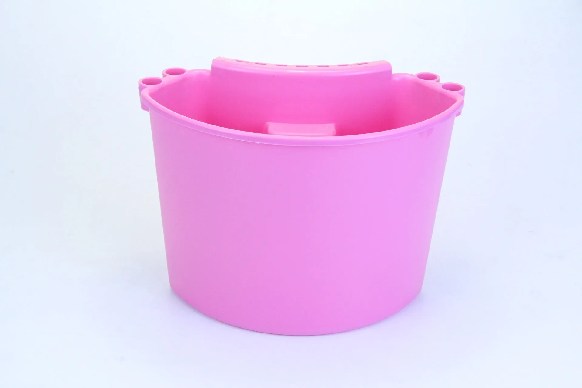 A 20-litre car washing bucket made from black PP plastic, suitable for vehicle cleaning.
