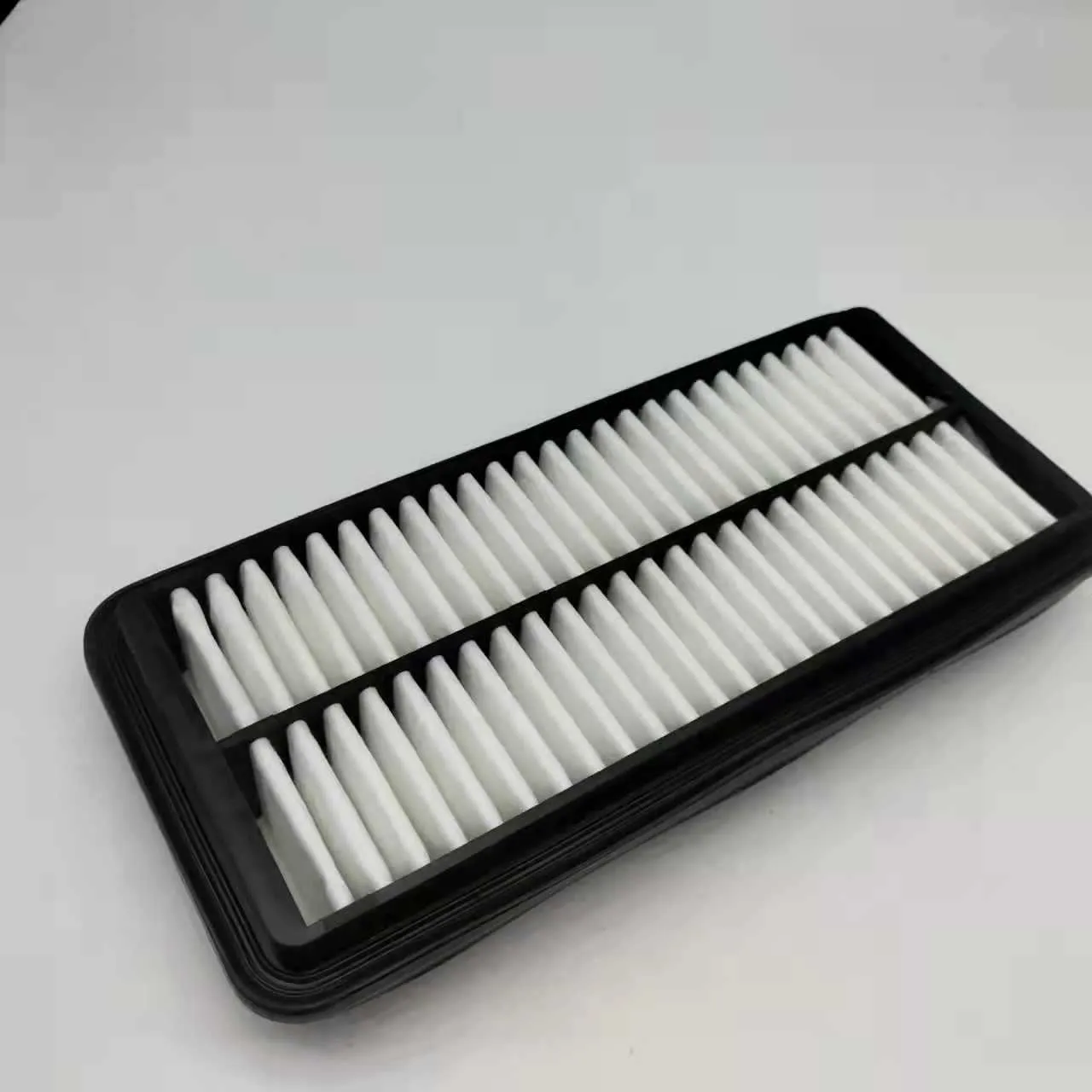 Black rectangular car air filter measuring 256mm by 113mm by 40mm.