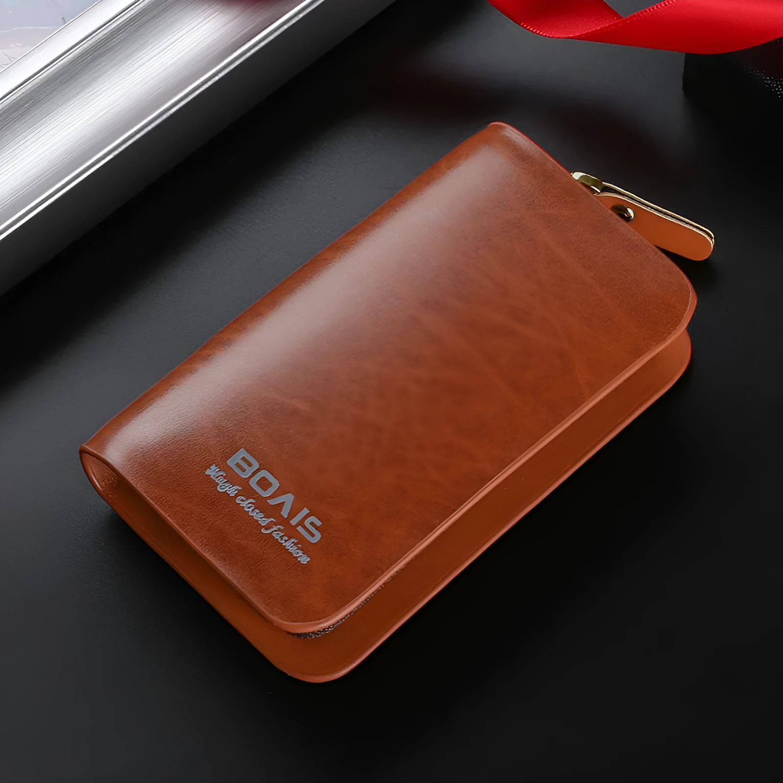 Zipper multifunction card holder in synthetic leather, square vertical shape, black colour, letter pattern.