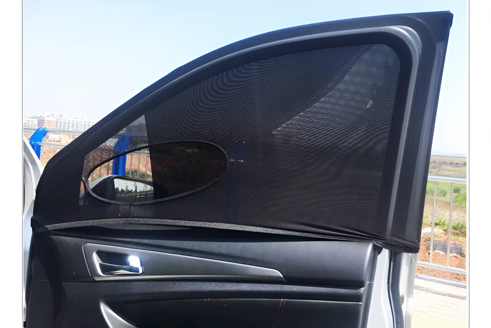 Car window cover net in stretchable elastic mesh for sun shade and anti-mosquito use, fitting front and rear windows