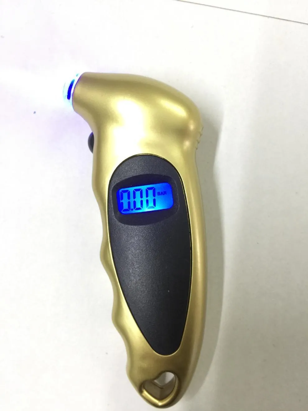 Kuiying high-precision digital tyre pressure gauge with backlit LCD display in black colour