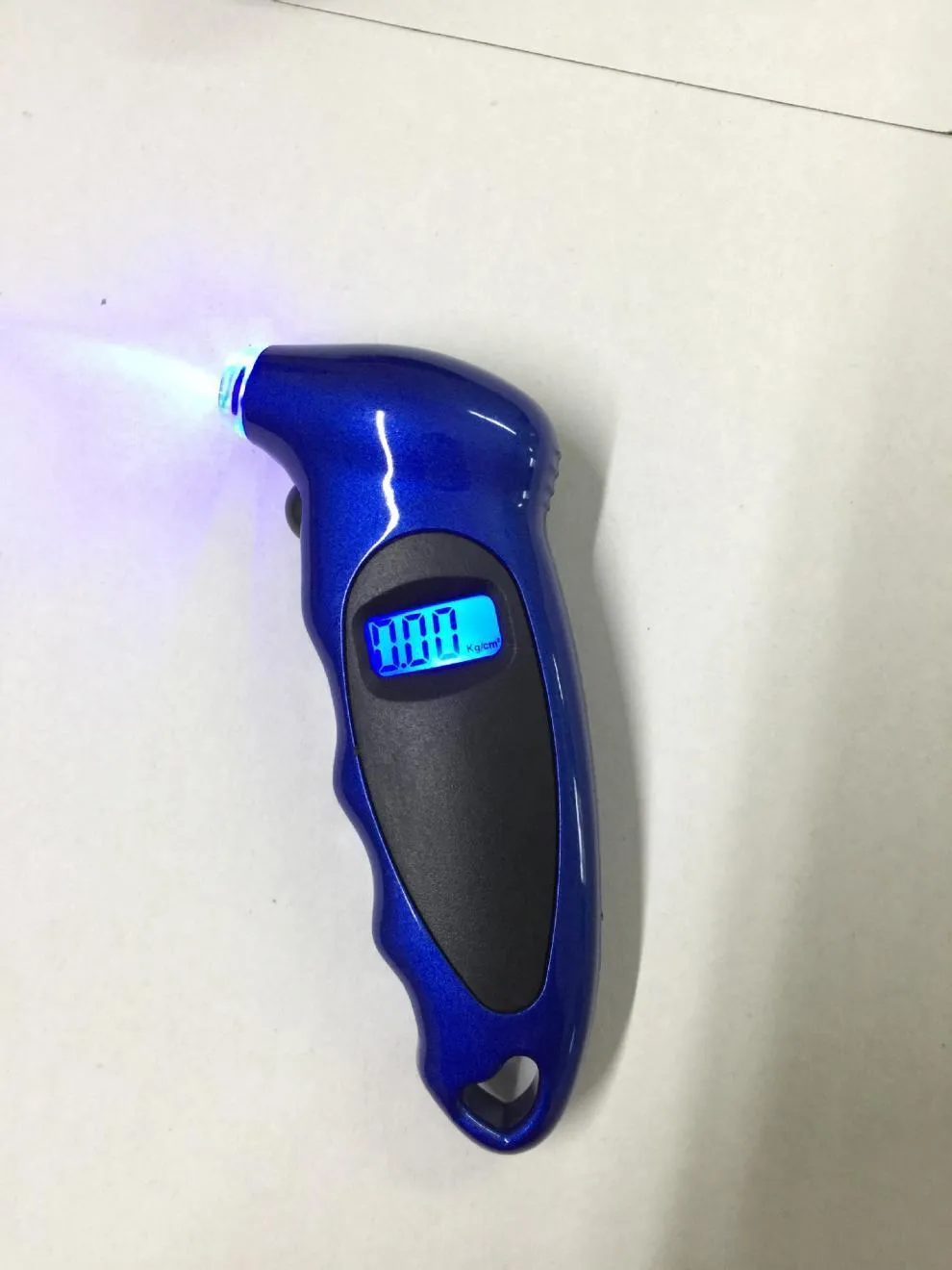 Kuiying high-precision digital tyre pressure gauge with backlit LCD display in black colour